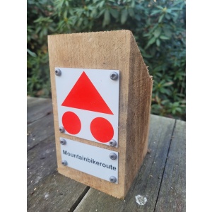 Kado routepaal met onderbord